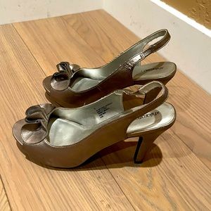 Xhilaration Gold pumps